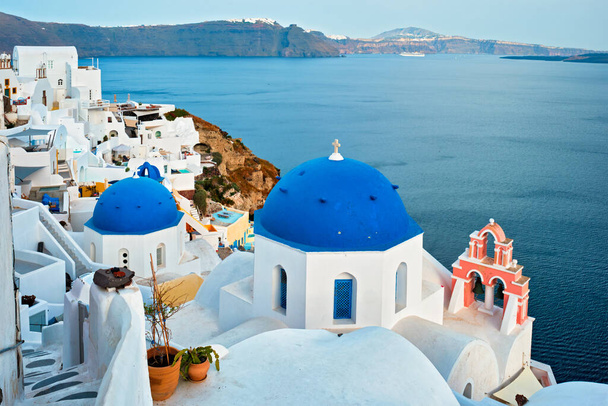 ギリシャ正教会の青いドームとサントリーニオア村の観点から有名なビュー - 写真・画像