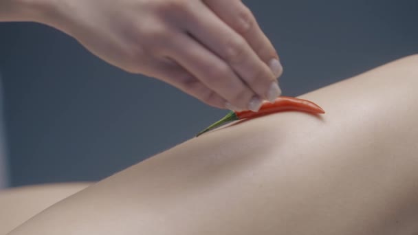 Massage with Thai pepper. Action. The body that is massaged with the help of hot red pepper and slimming cream. - Footage, Video