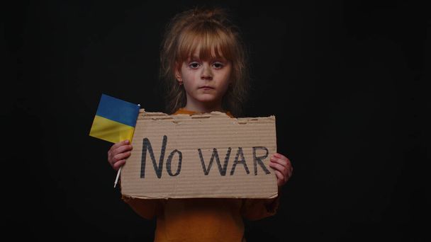 KYIV, UCRAINA - Feb 24, 2022: Ragazza ucraina senzatetto solleva banner iscrizione testo massaggio No War - Foto, immagini