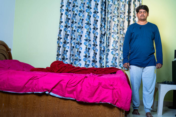jeune homme marchant dans le sommeil dans la chambre à coucher pendant la nuit à la maison concept de somnambulisme, sonamubulate ou maladie - Photo, image