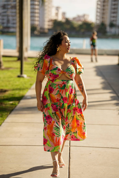 Foto de uma mulher caminhando no parque cena Miami - Foto, Imagem