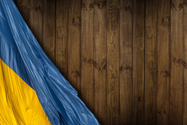 Flaga narodowa Ukrainy odizolowana na tle drewnianym - Zdjęcie, obraz
