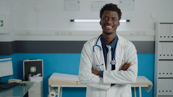 Muotokuva afrikkalainen amerikkalainen lääkäri katselee kameraa - Valokuva, kuva