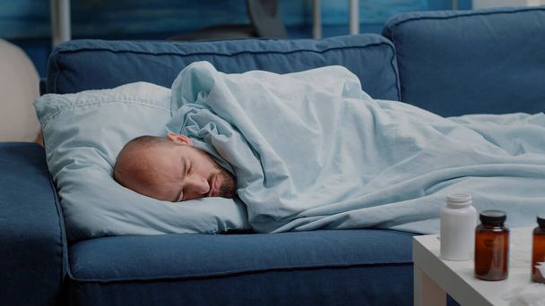 Człowiek z przeziębieniem i grypą śpiący z powodu choroby - Zdjęcie, obraz