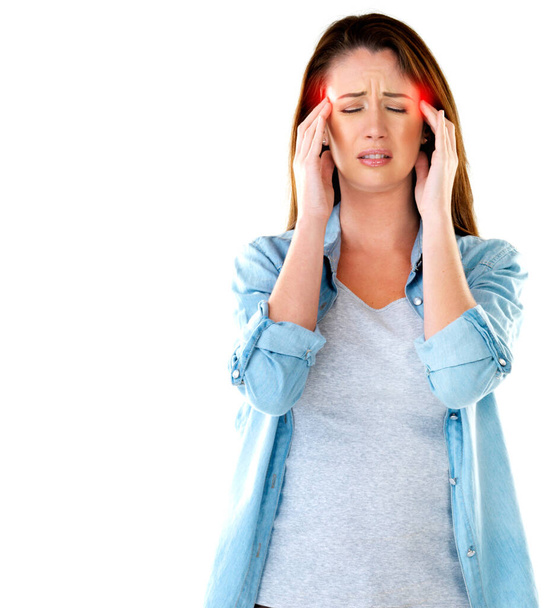 Nehmen Sie die Schmerzmittel. Studioaufnahme einer jungen Frau mit Kopfschmerzen vor weißem Hintergrund. - Foto, Bild