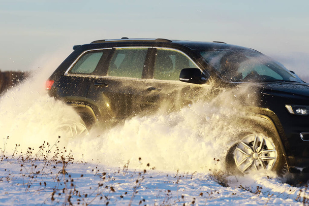 Araba, kışın tarlada. Off-road kış karları sürükleniyor. Olağanüstü spor, eğlence. - Fotoğraf, Görsel