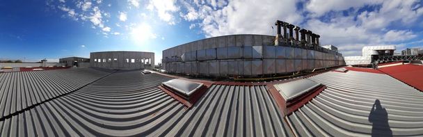 段ボール板金の工業用建物の旧屋根の技術系 - 写真・画像