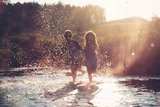 Kinder wandern im Sommer in der Natur. Kind an einem sonnigen Frühlingsmorgen im Park. Reisen mit Kindern. - Foto, Bild