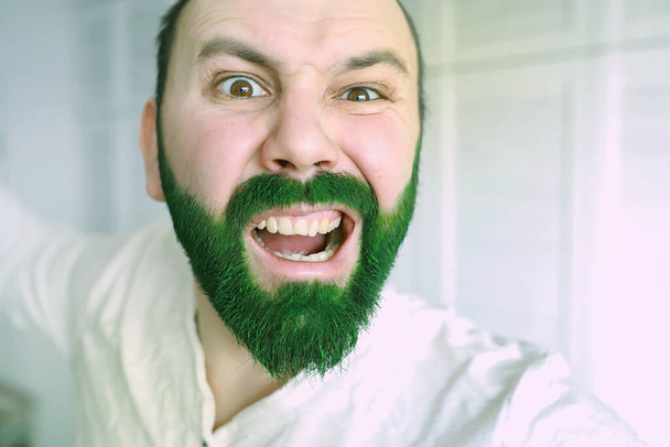 Şok oldum ve mutluyum. Aziz Patrick Günü 'n kutlu olsun. Aziz Patrick Günü 'nü kutlayan koca gözlü sakallı adam. Cüce şapkalı ve kostümlü hippi. Sakallı, yeşil giyen İrlandalı adam.. - Fotoğraf, Görsel