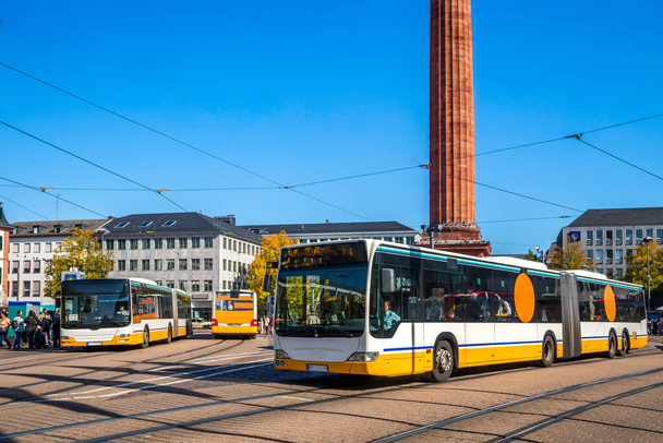 Autobus na Louisen náměstí, Darmstadt, Německo  - Fotografie, Obrázek