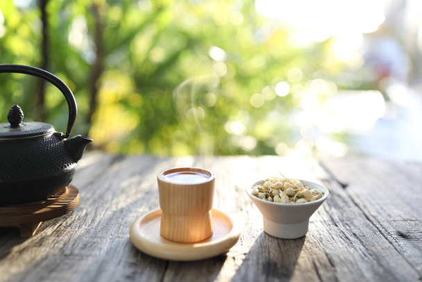 Fehér jázmin tea és fémedény - Fotó, kép