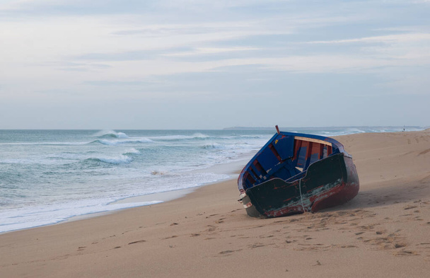 Дикий човен для переселенців на пляжі Мангета в Кадісі, який видно згори, з прекрасним природним ландшафтом поблизу гори Трафальгар. - Фото, зображення