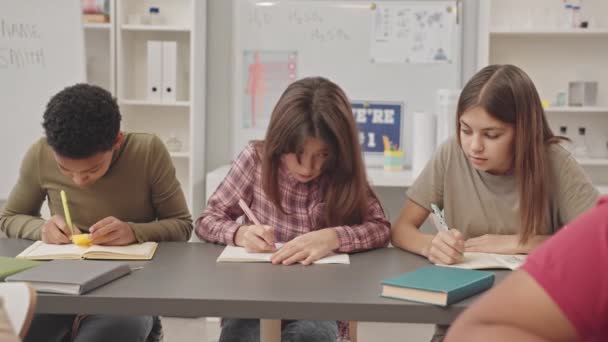 Талія повільно багатоетнічних дівчаток початкової школи намагаються обдурити на тесті, коли вчитель змушує їх спіймати
 - Кадри, відео