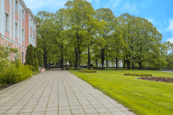 Toompark (Shnelli Park) - городской парк в Таллинне. Лопес у подножия холма Тоомпеа. - Фото, изображение