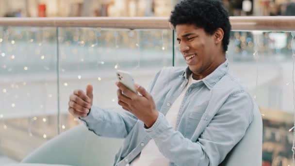 Africký Američan chlap poražený muž hrát mobilní on-line sázení hra dostat odmítnutí zprávu v telefonu ztrácí čtení špatné zprávy selhání bít stůl s pěstí od zklamání gesto propouštění - Záběry, video