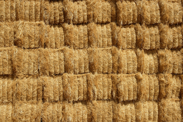 Granero de cereales con forma cuadrada pila en columnas
 - Foto, imagen