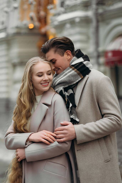 Любовная пара Любовь пальто бежевый серый букет цветов нежные чувства ходить Обнимать свидание - Фото, изображение