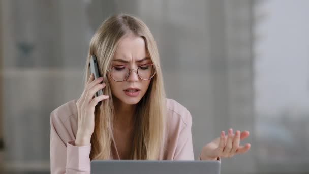 Vihainen valkoihoinen nainen soittaa puhelimeen työpaikalla harmitti tyttö puhuu mobiili keskustelu järkyttynyt hullu naispuolinen työntekijä pomo matkapuhelin väittävät riidellä väärinkäsitys ongelmia negatiivisia tunteita - Materiaali, video