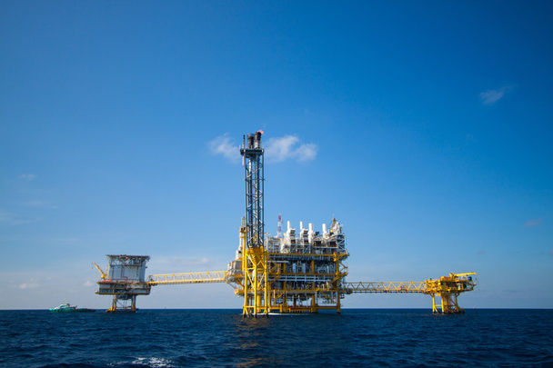 Нефтегазовая платформа в заливе или море, морская платформа для строительства нефтяных и буровых установок
 - Фото, изображение