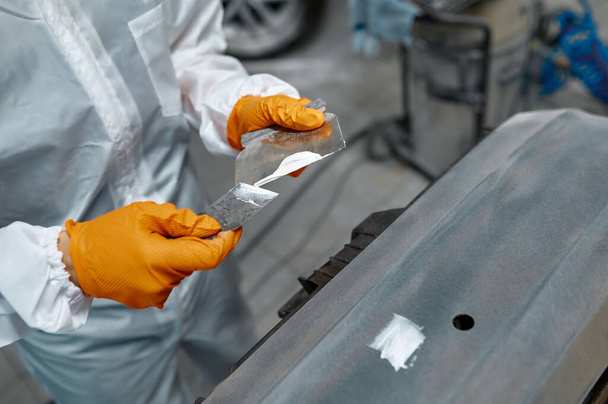 Mechanik zajmujący się lokalną naprawą nadwozia samochodu - Zdjęcie, obraz