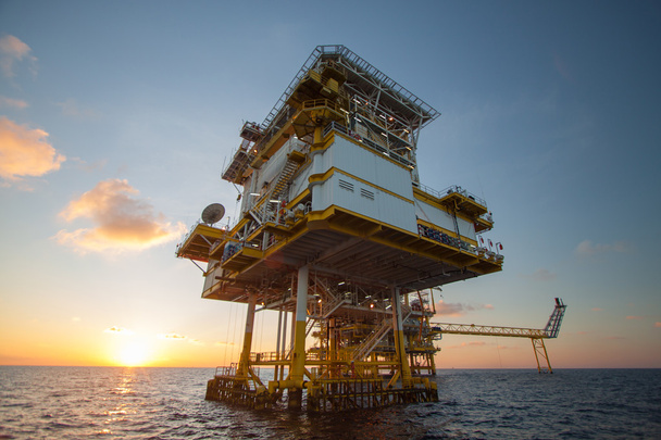 Ropy naftowej i gazu platformy w zatoce lub morzu, Offshore oil i platformy budowlane platforma - Zdjęcie, obraz