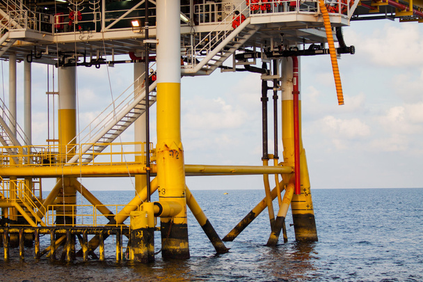 Öl- und Gasplattform im Golf oder Meer, Offshore-Ölplattform und Bohrplattform - Foto, Bild