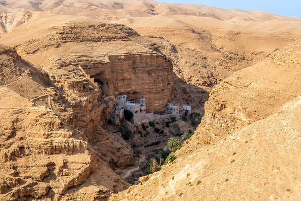 Wadi Qelt ist eine Flussschlucht im Westjordanland, die ihren Ursprung in Jerusalem hat und in der Nähe von Jericho und dem Toten Meer in den Jordan mündet. Im Tal des Wadi Qelt befindet sich das Kloster St. George. - Foto, Bild