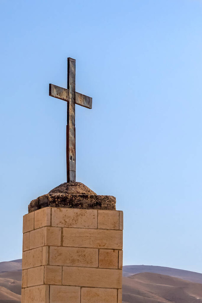 Cruz cristã no deserto da Judéia perto da cidade de Jericó, Palestina, Israel. A terra histórica dos primeiros mosteiros e cruzadas. - Foto, Imagem