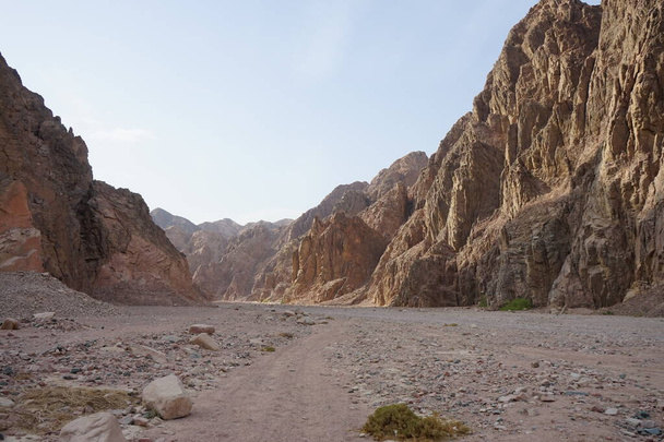 Prachtig landschap op de toeristische route in de omgeving van Malakot Mountain oase. Dahab, gouvernement Zuid-Sinaï, Egypte     - Foto, afbeelding