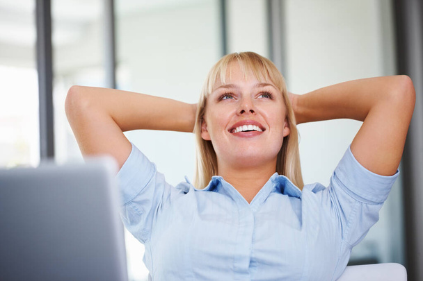 Työn loppuun saattaminen. Tyytyväinen liiketoiminnan nainen rentouttava edessä kannettavan tietokoneen. - Valokuva, kuva