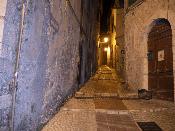 veroli borgo medievale lazio frosinone vista notturna vecchie case  - Foto, immagini