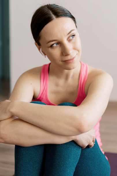 Ritratto donna caucasica praticare yoga a casa - Foto, immagini