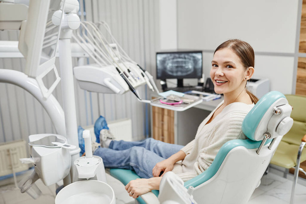 Молода жінка на стоматологічному кафедрі
 - Фото, зображення