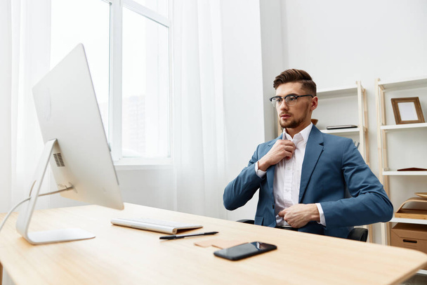 Geschäftsleute sitzen am Computer und arbeiten mit grauem Hintergrund - Foto, Bild
