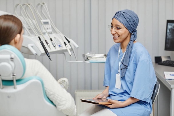 Lächelnde Krankenschwester in Zahnarztpraxis - Foto, Bild