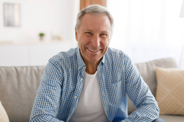 Mature man having rest at home on the couch - Fotoğraf, Görsel