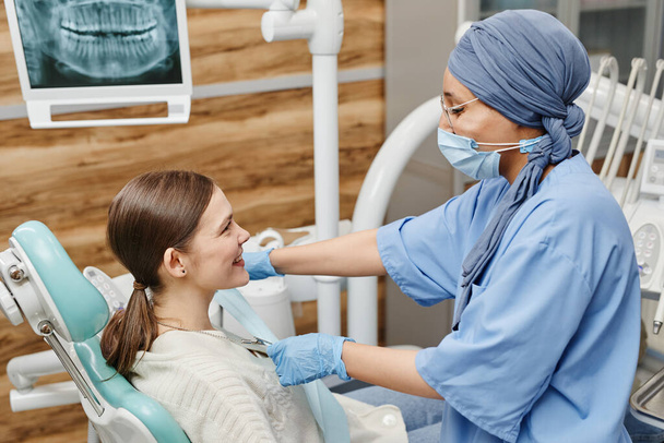 Mujer en silla de dentistas en la Clínica Dental - Foto, Imagen