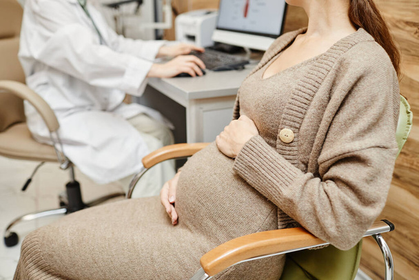 Zwangere vrouw in artsen kantoor close-up - Foto, afbeelding