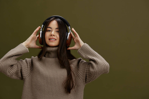 音楽の感情を聴くヘッドフォンの女性ライフスタイル - 写真・画像