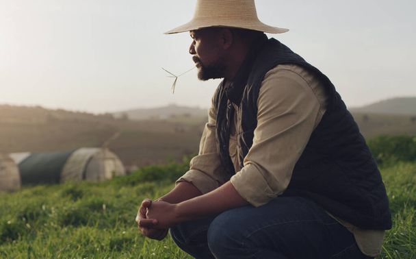 Escucha lo que dice la tierra. Fotografía de un hombre maduro trabajando en una granja. - Foto, imagen