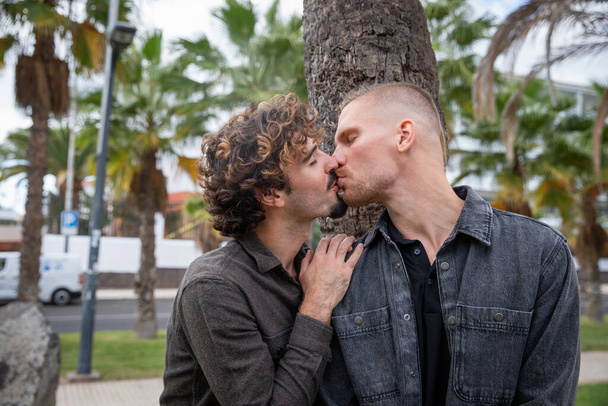 Egy homoszexuális pár csókol. romantikus pillanat az azonos nemű emberek között. A büszkeség hónapja koncepció - Fotó, kép