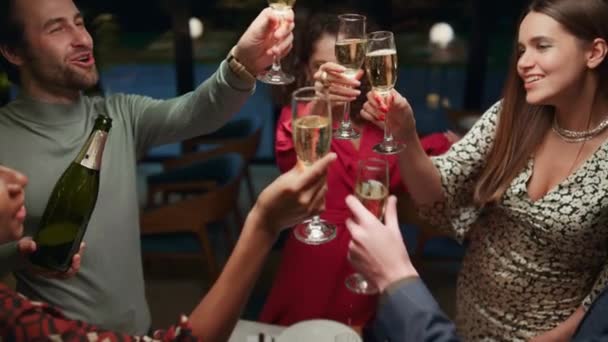 Die multiethnische Gruppe trinkt Champagner im Restaurant. Freunde feiern Party. - Filmmaterial, Video