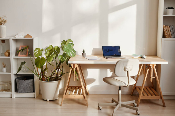 Minimaalinen työpöytä työpaikalla auringonvalossa - Valokuva, kuva