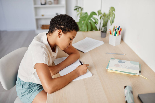 menina afro-americana estudando em casa - Foto, Imagem