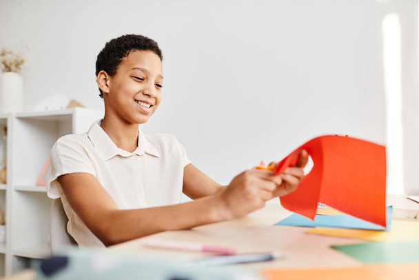 Smiling African American Girl Making DIY Cards - Zdjęcie, obraz