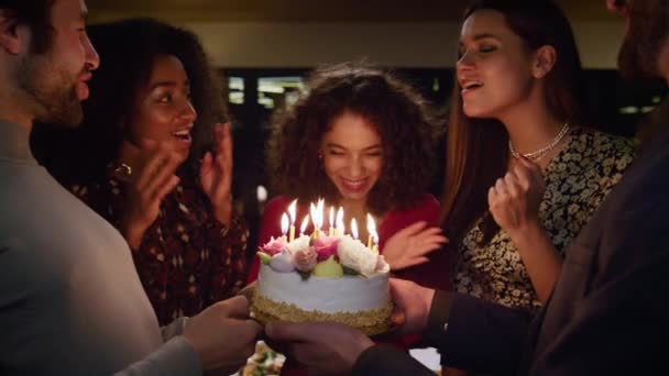 Mensen zingen gelukkige verjaardag voor opgewonden vrouw. Vrienden presenteren taart op feest. - Video