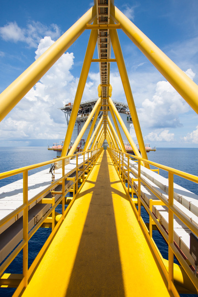 Πετρελαίου και αερίου πλατφόρμα μέσα στον κόλπο ή τη θάλασσα, ανοικτής θαλάσσης εξόρυξης πετρελαίου εξέδρας κατασκευή πλατφόρμα - Φωτογραφία, εικόνα