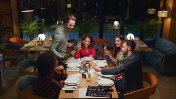 Multiethnische Gruppe feiert Geburtstag in schickem Restaurant. Freundschaftskonzept. - Filmmaterial, Video