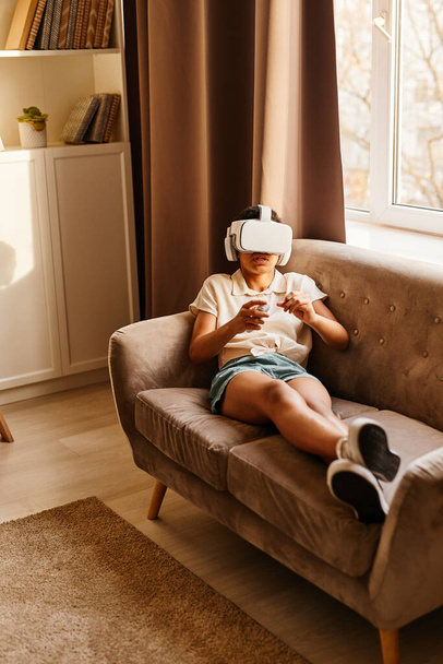 adolescent jouer VR jeu à la maison - Photo, image