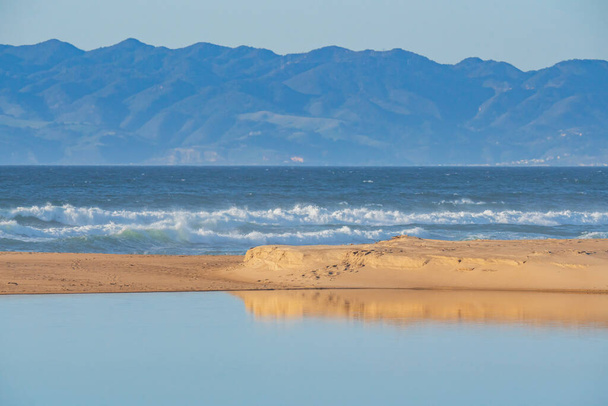 Rzeka Guadalupe, Ocean Spokojny, piaszczysta plaża i góry na tle, piękne California Central Coast - Zdjęcie, obraz